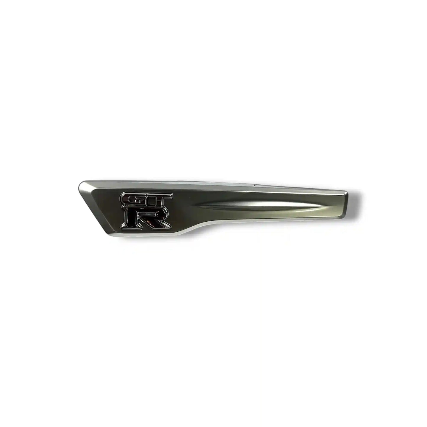 NISSAN R35 GT-R EMBLEMA GUARDA-LAMAS DIANTEIRO ESQUERDO OEM 63871-62B0A