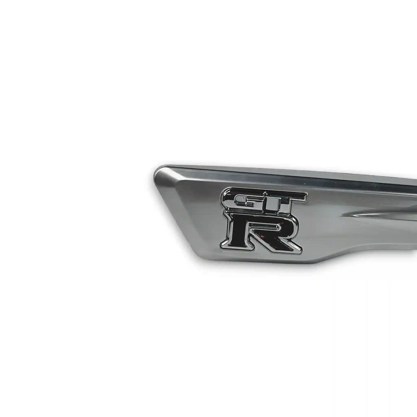 NISSAN R35 GT-R EMBLEMA GUARDA-LAMAS DIANTEIRO ESQUERDO OEM 63871-62B0A